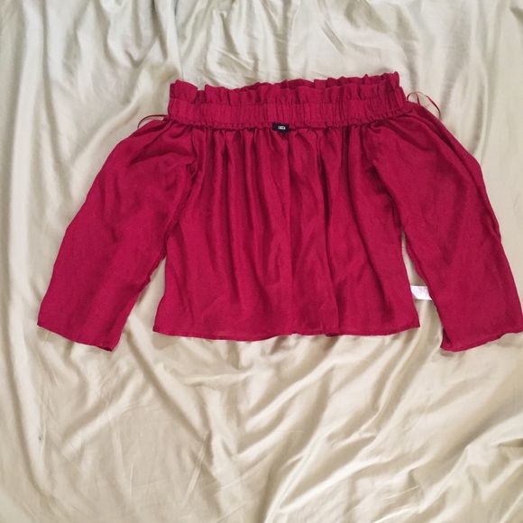 Woman’s off-shoulder top - Picture 3 of 8